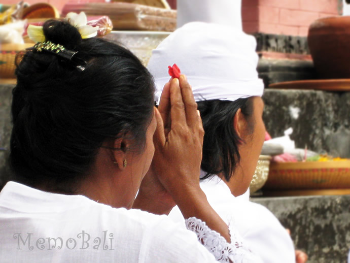 バリ島「祈る女性」Memo Bali